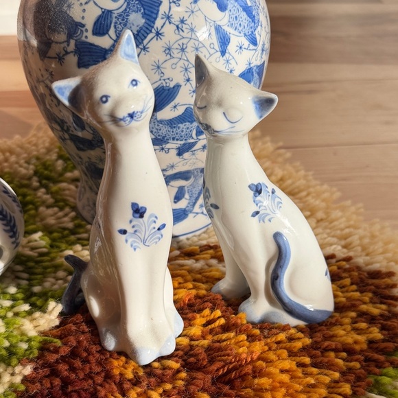 Blue and White Porcelain Ginger Jar Set with Cat Figurines - Picture 4 of 5